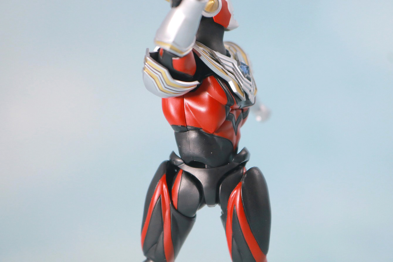 S.H.フィギュアーツ　ウルトラマンタイタス　レビュー　可動範囲　腰回転