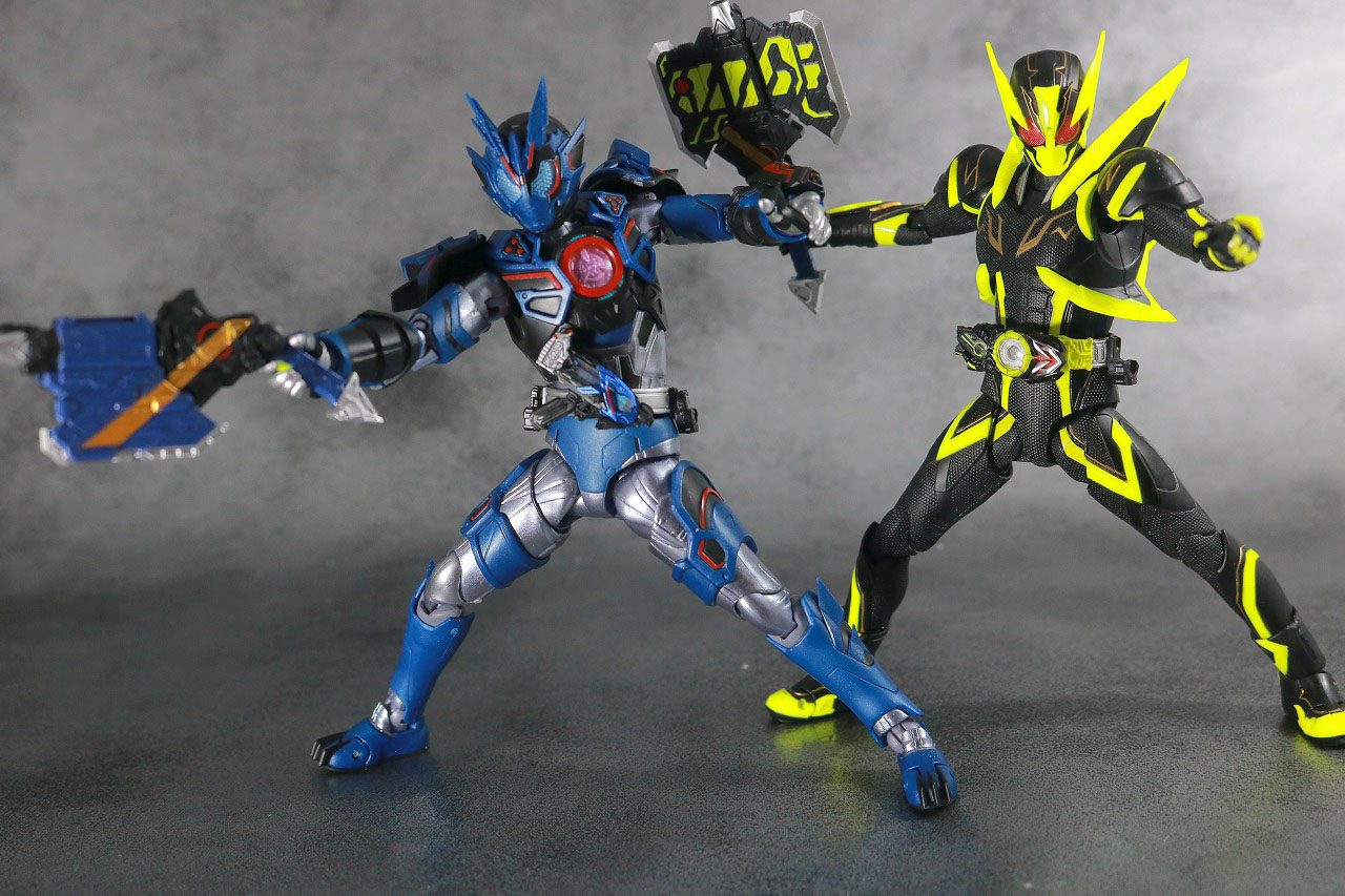 S.H.フィギュアーツ　仮面ライダーバルカン　アサルトウルフ　レビュー　アクション　仮面ライダーゼロワン　シャイニングホッパー