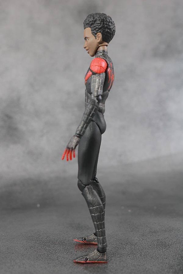 MAFEX スパイダーマン　マイルス・モラレス　スパイダーバース　レビュー　本体