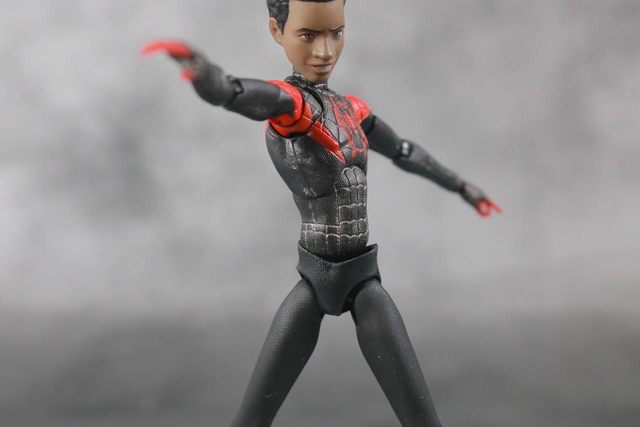 MAFEX スパイダーマン　マイルス・モラレス　スパイダーバース　レビュー　可動範囲