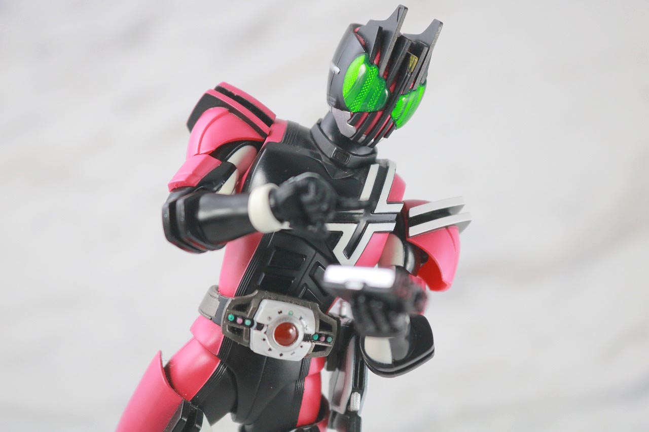 S.H.フィギュアーツ　仮面ライダーディケイド　コンプリートフォーム　真骨彫製法　レビュー　アクション