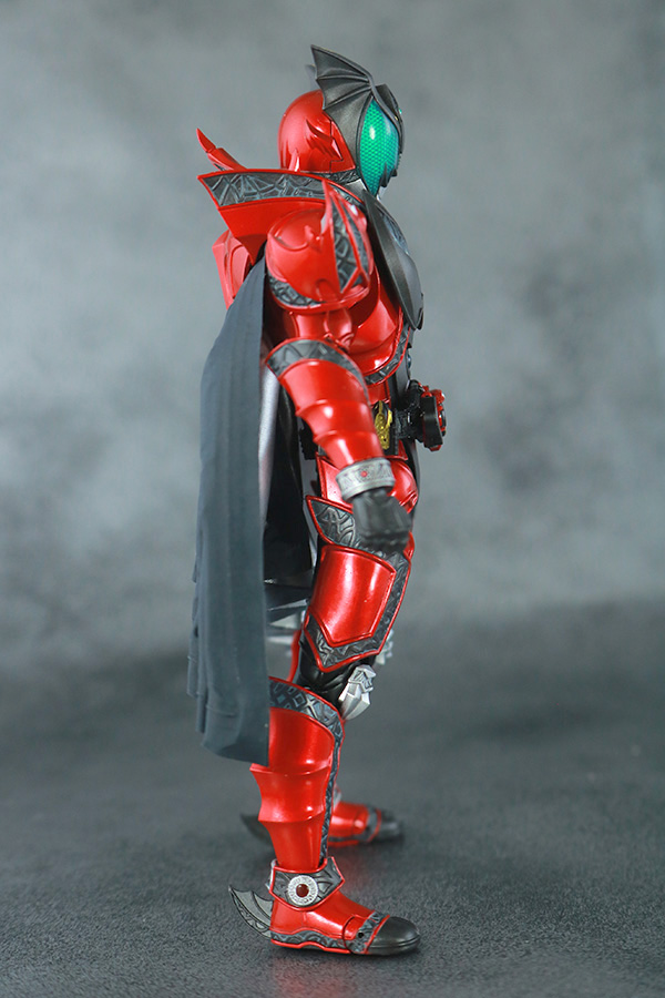 S.H.フィギュアーツ　仮面ライダーダークキバ　真骨彫製法　レビュー　本体