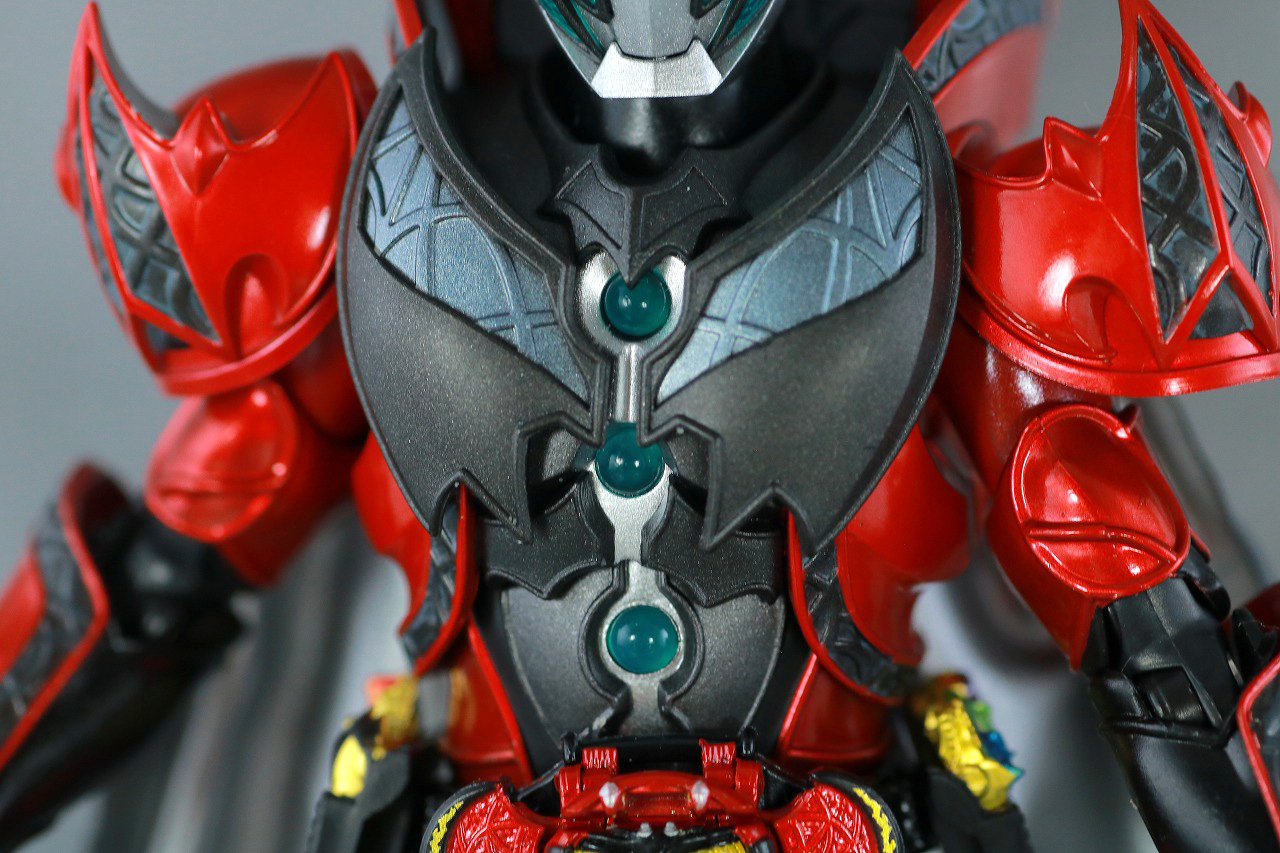 S.H.フィギュアーツ　仮面ライダーダークキバ　真骨彫製法　レビュー　本体