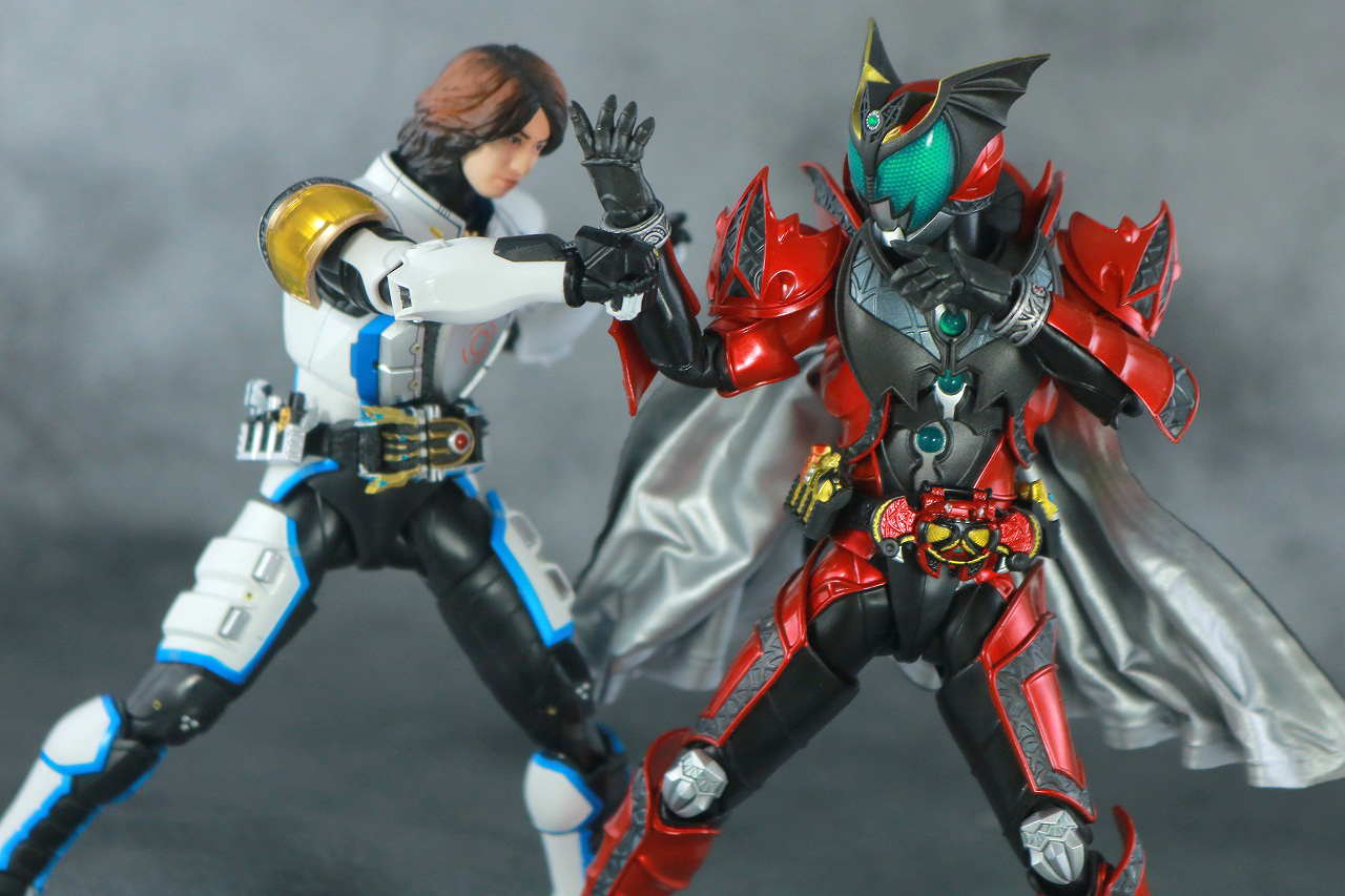 S.H.フィギュアーツ　仮面ライダーダークキバ　真骨彫製法　レビュー　アクション　仮面ライダーイクサ 