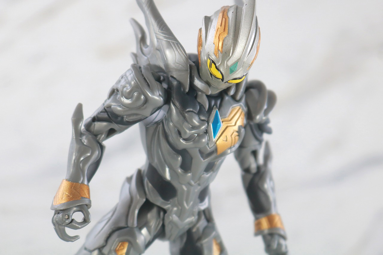 ウルトラアクションフィギュア　トリガーダーク　レビュー　アクション