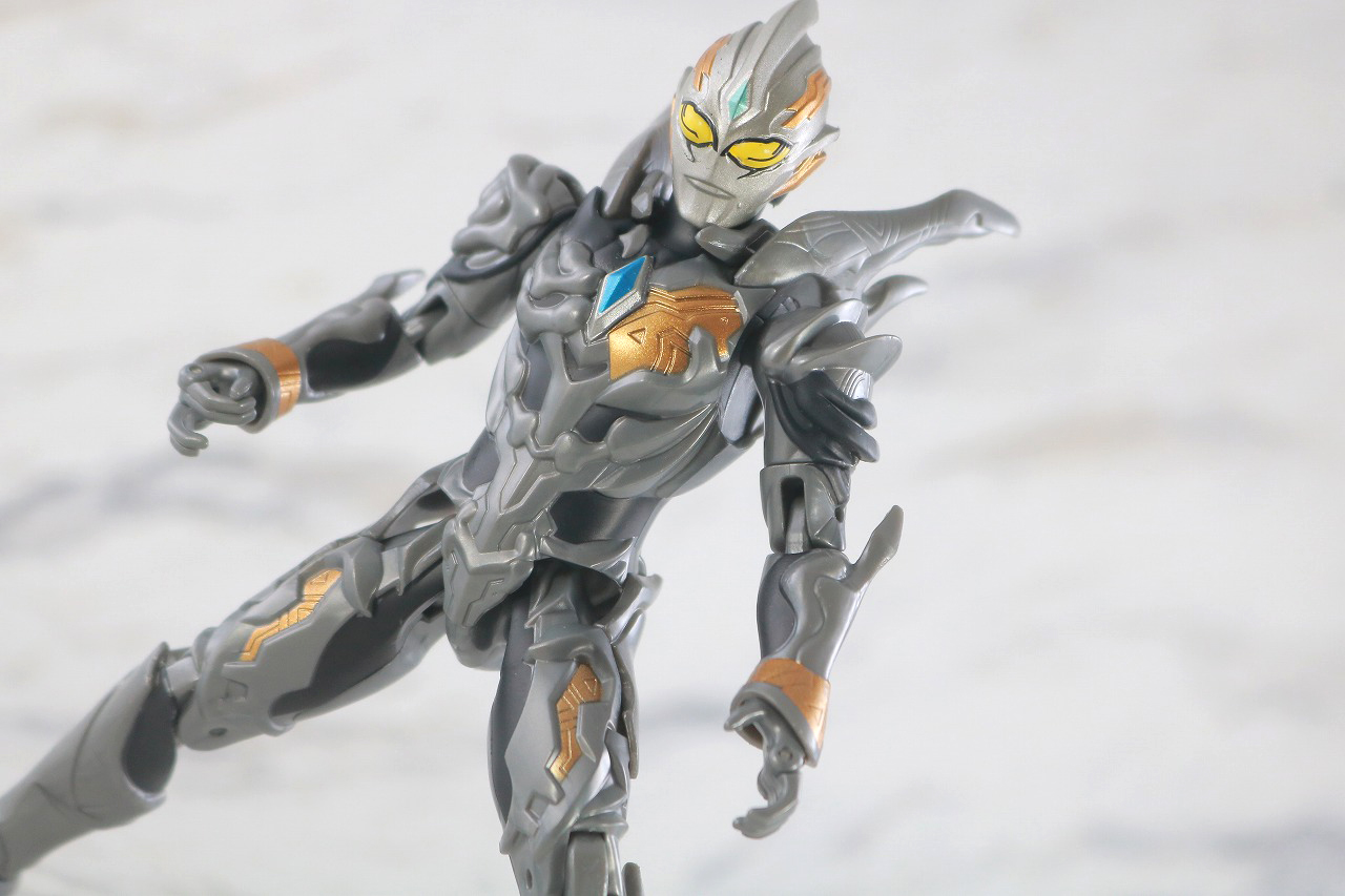 ウルトラアクションフィギュア　トリガーダーク　レビュー　アクション