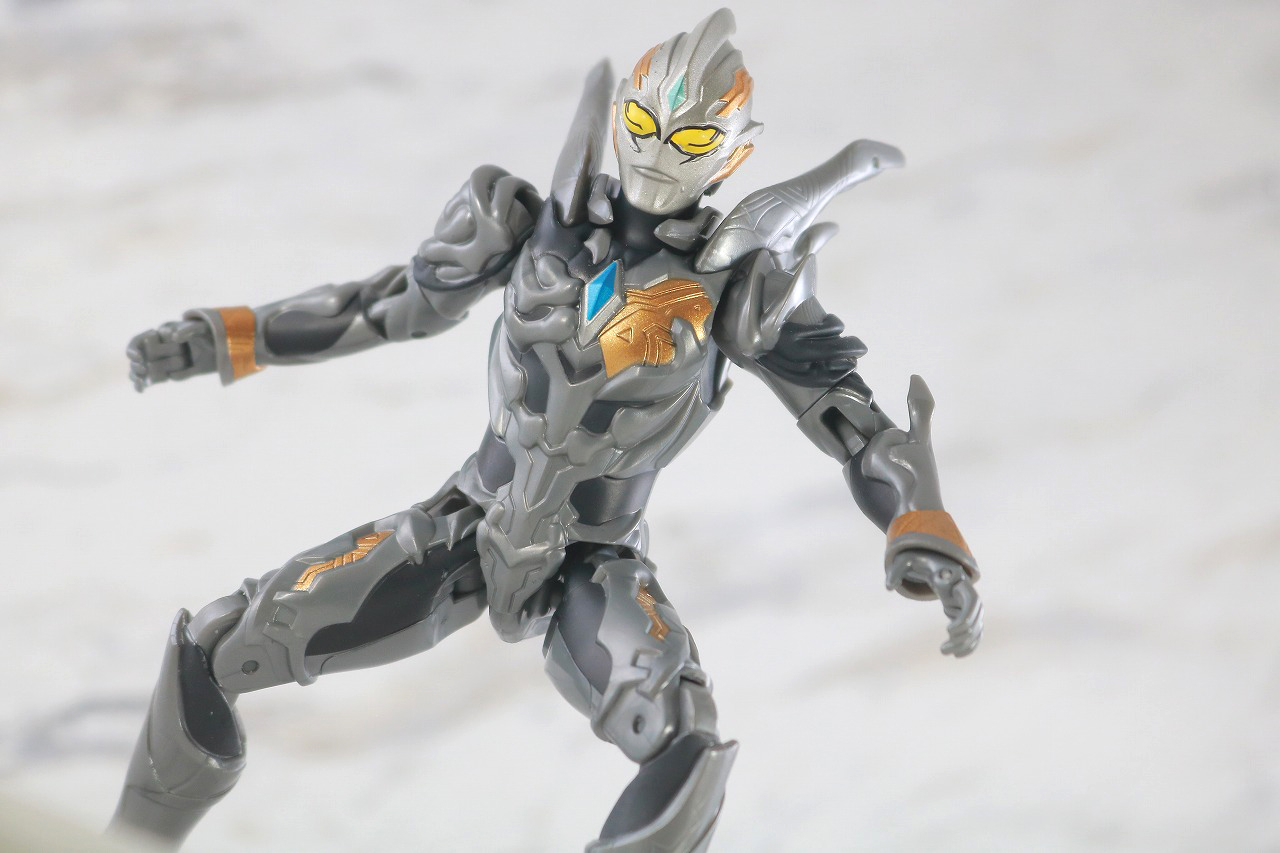 ウルトラアクションフィギュア　トリガーダーク　レビュー　アクション