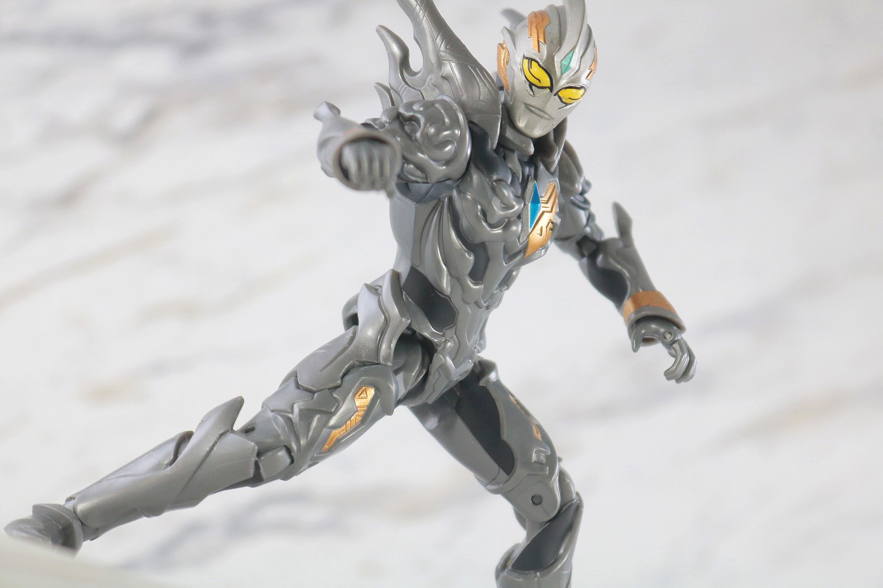 ウルトラアクションフィギュア　トリガーダーク　レビュー　アクション