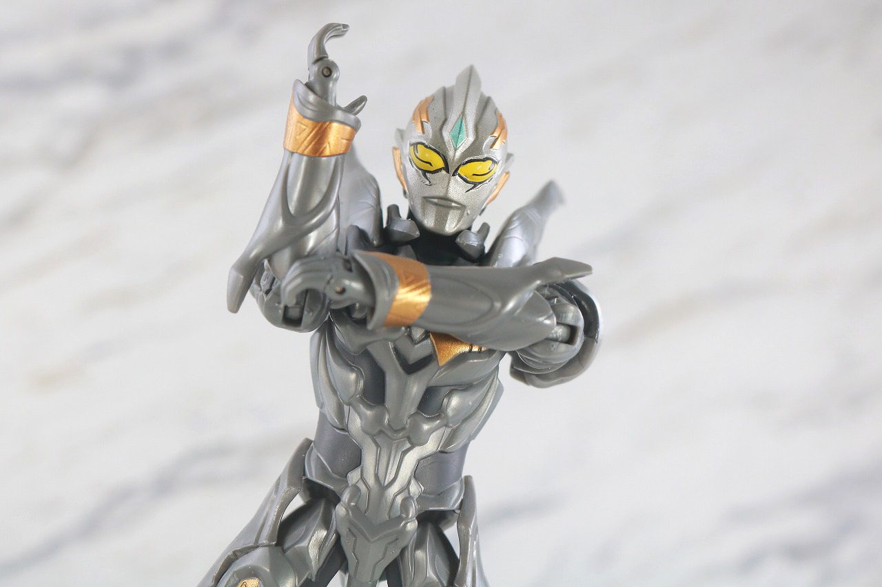 ウルトラアクションフィギュア　トリガーダーク　レビュー　アクション