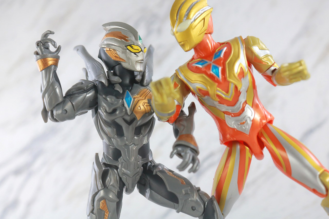 ウルトラアクションフィギュア　トリガーダーク　レビュー　アクション　グリッタートリガーエタニティ