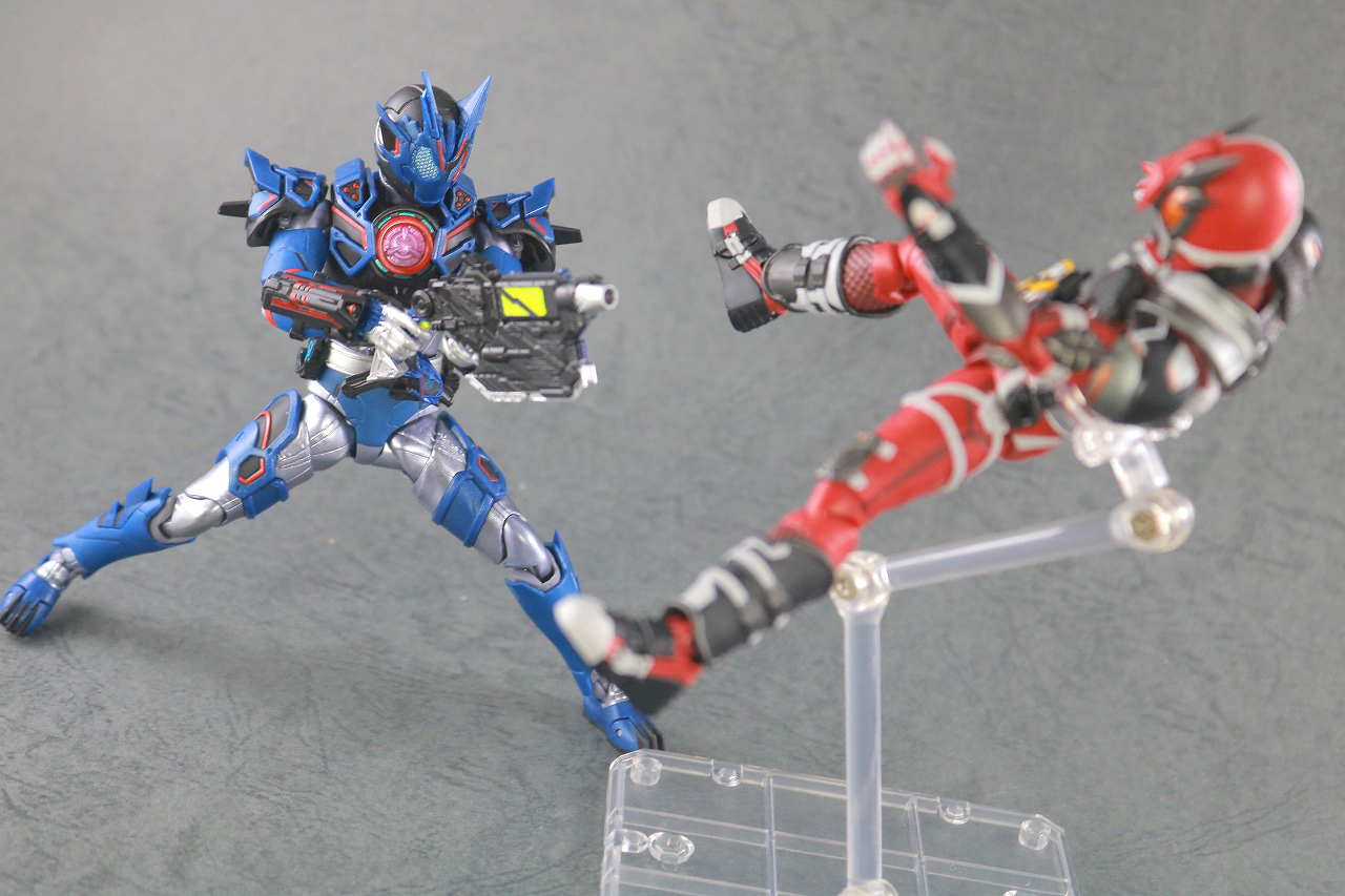 S.H.フィギュアーツ　仮面ライダー雷　レビュー　アクション　仮面ライダーバルカン　アサルトウルフ