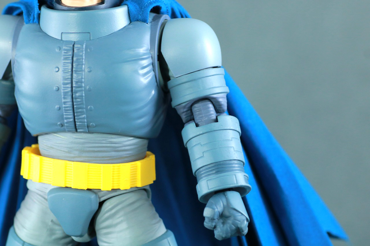 MAFEX　アーマード・バットマン　The Dark Knight Returns　レビュー　本体