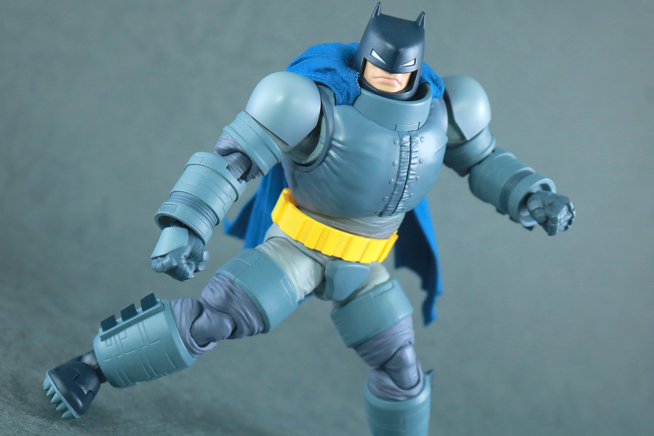 MAFEX　アーマード・バットマン　The Dark Knight Returns　レビュー　アクション