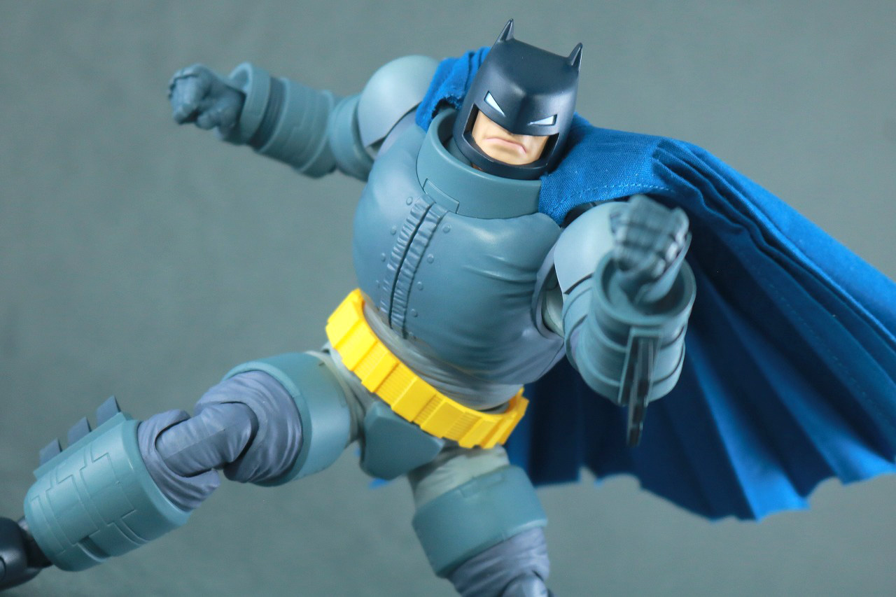 MAFEX　アーマード・バットマン　The Dark Knight Returns　レビュー　アクション