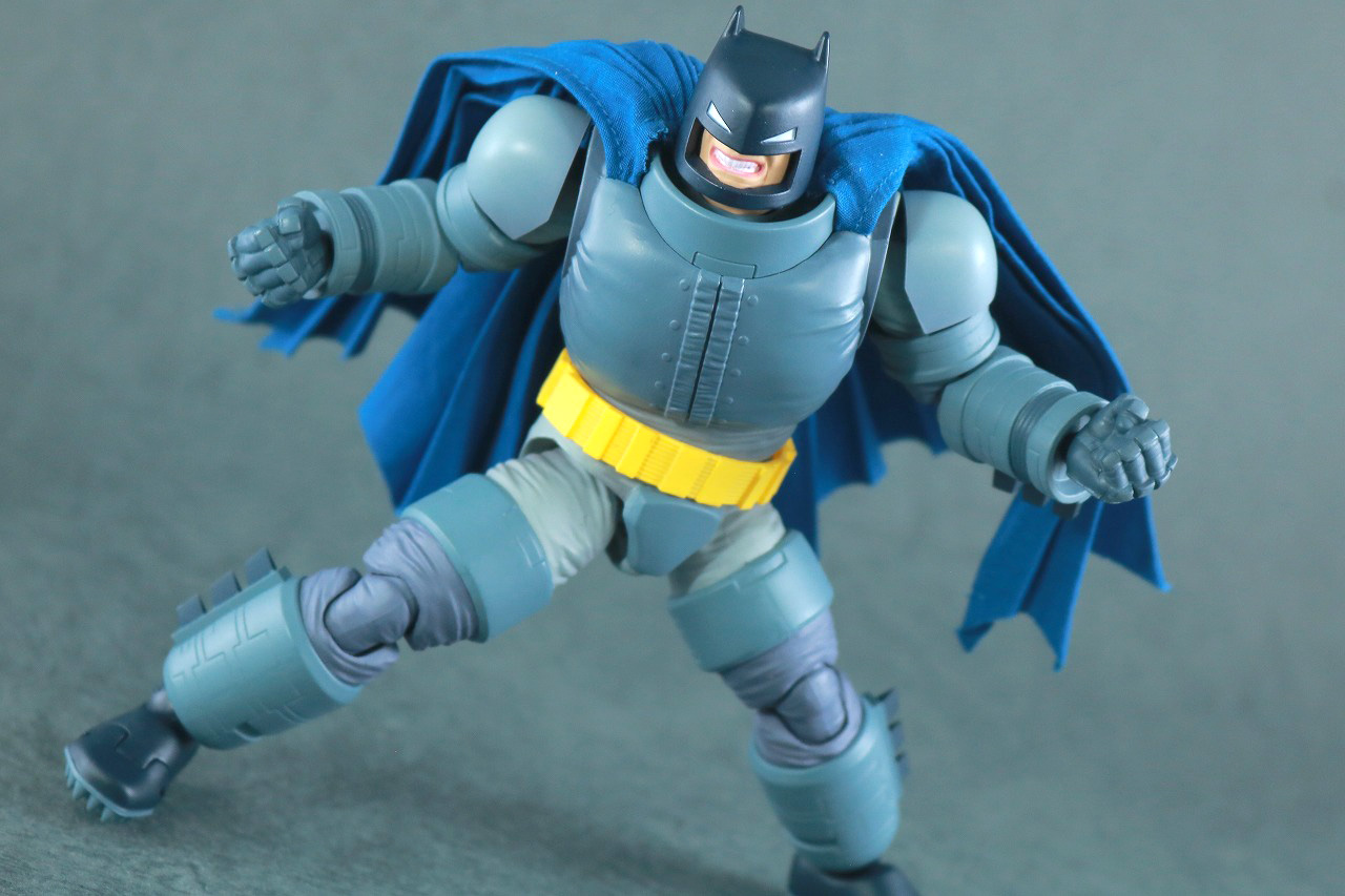 MAFEX　アーマード・バットマン　The Dark Knight Returns　レビュー　アクション