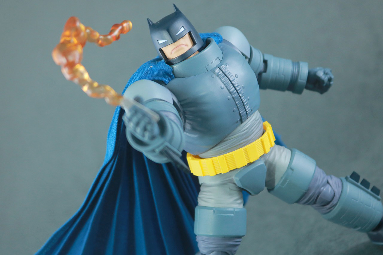 MAFEX　アーマード・バットマン　The Dark Knight Returns　レビュー　アクション