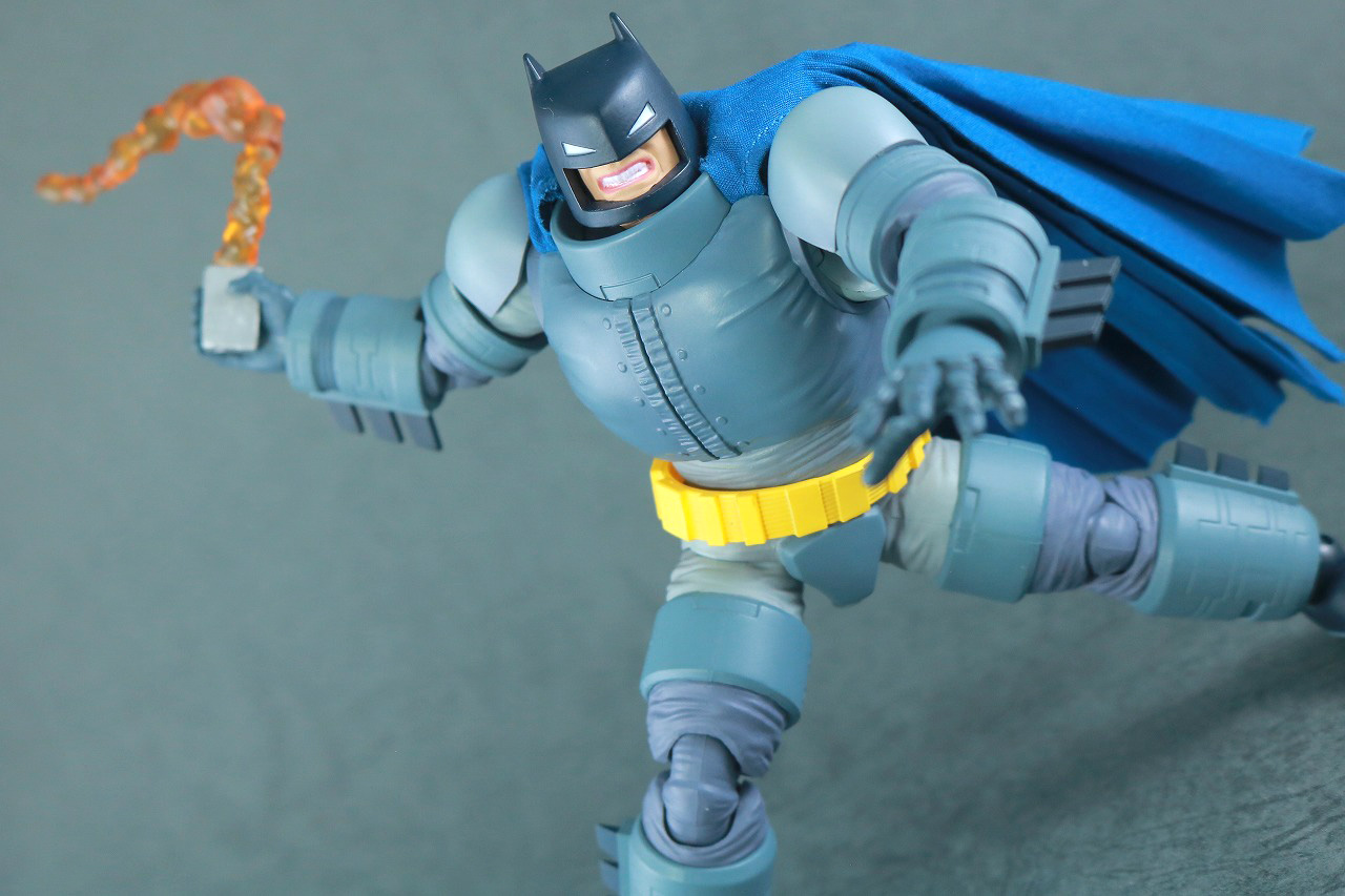 MAFEX　アーマード・バットマン　The Dark Knight Returns　レビュー　アクション