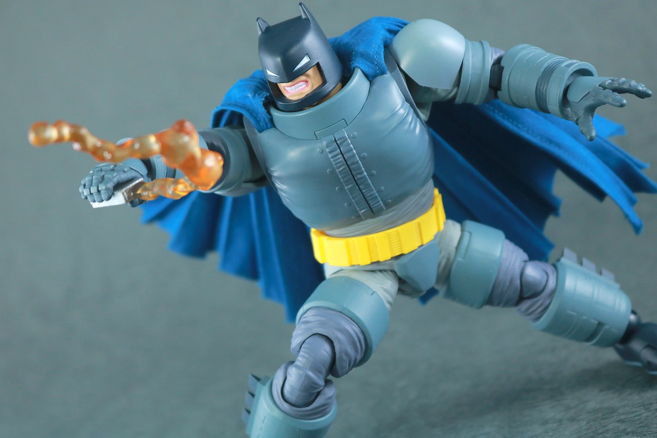 MAFEX　アーマード・バットマン　The Dark Knight Returns　レビュー　アクション