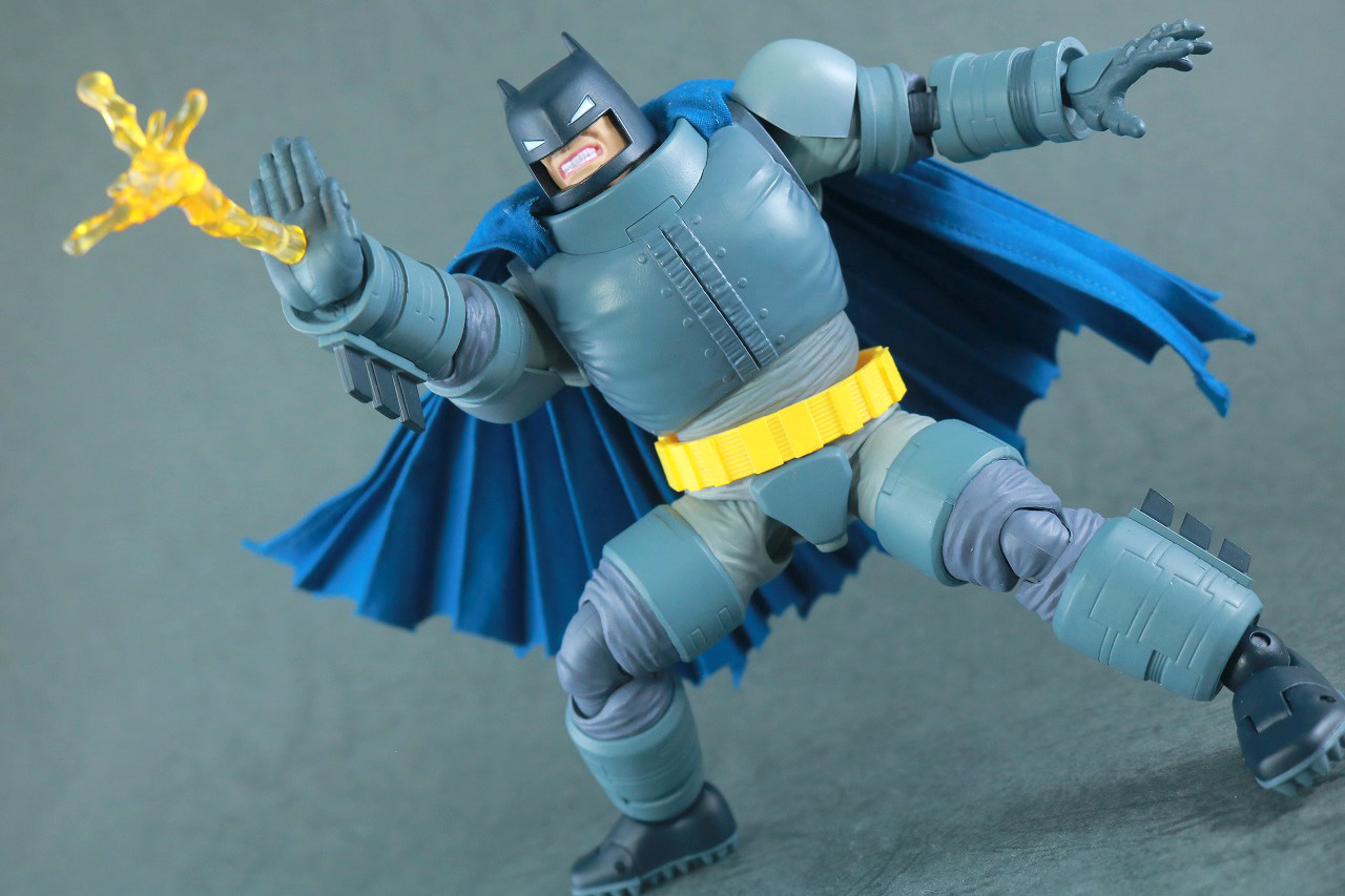 MAFEX　アーマード・バットマン　The Dark Knight Returns　レビュー　アクション