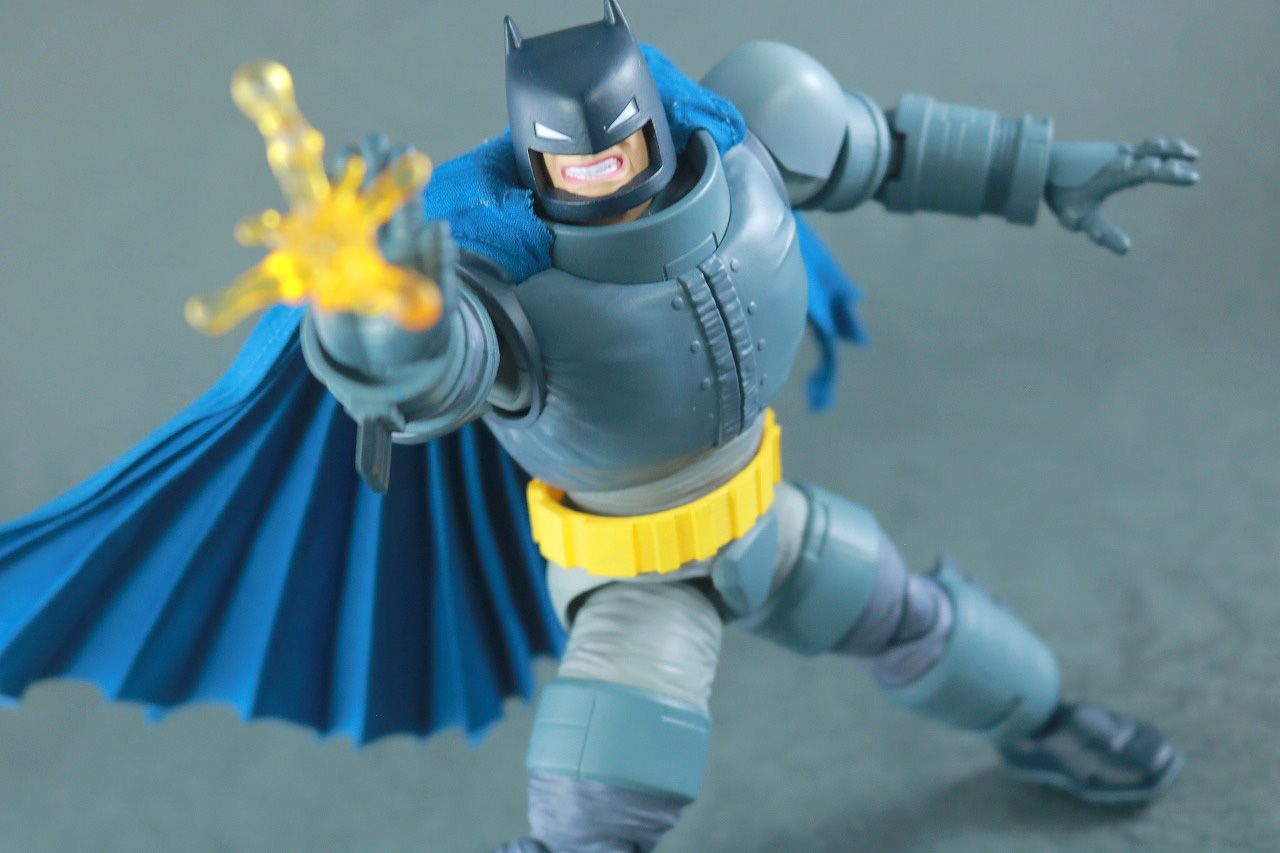 MAFEX　アーマード・バットマン　The Dark Knight Returns　レビュー　アクション