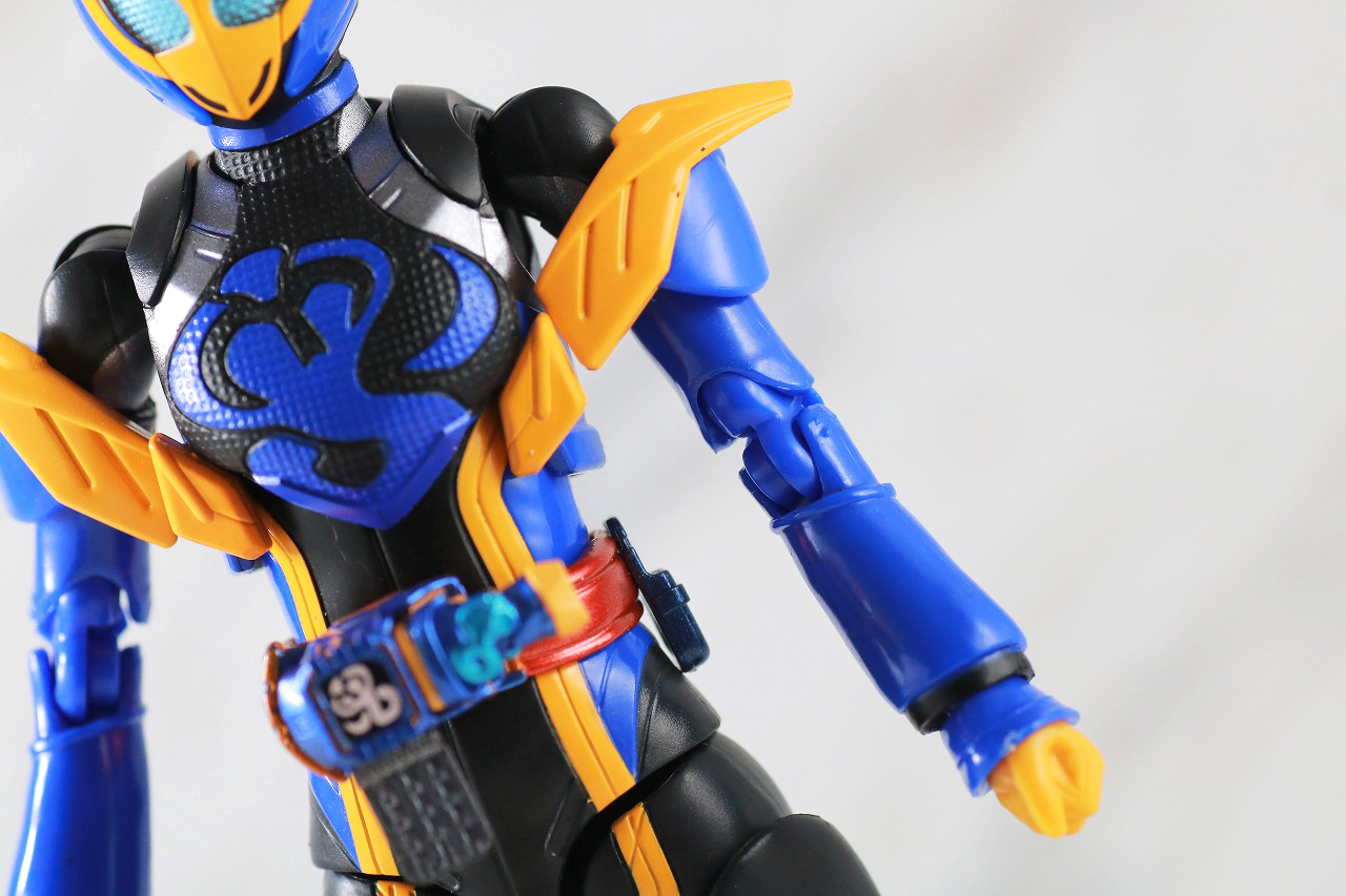 S.H.フィギュアーツ　仮面ライダージャンヌ コブラゲノム／ラブコフ クジャクゲノム　レビュー　本体