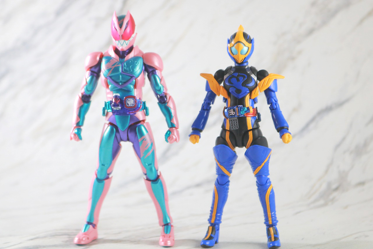 S.H.フィギュアーツ　仮面ライダージャンヌ コブラゲノム／ラブコフ クジャクゲノム　レビュー　本体　仮面ライダーリバイ レックスゲノム　比較