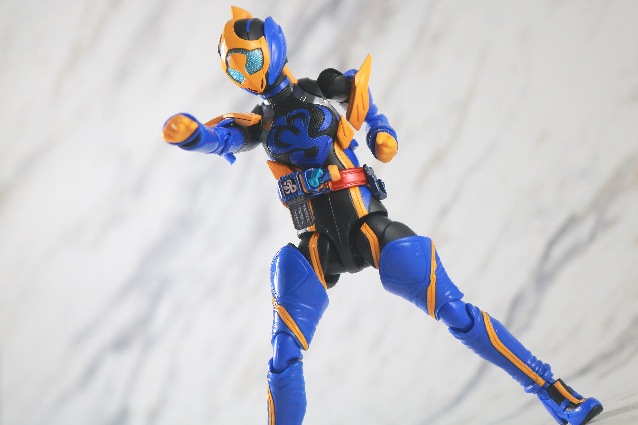 S.H.フィギュアーツ　仮面ライダージャンヌ コブラゲノム／ラブコフ クジャクゲノム　レビュー　アクション