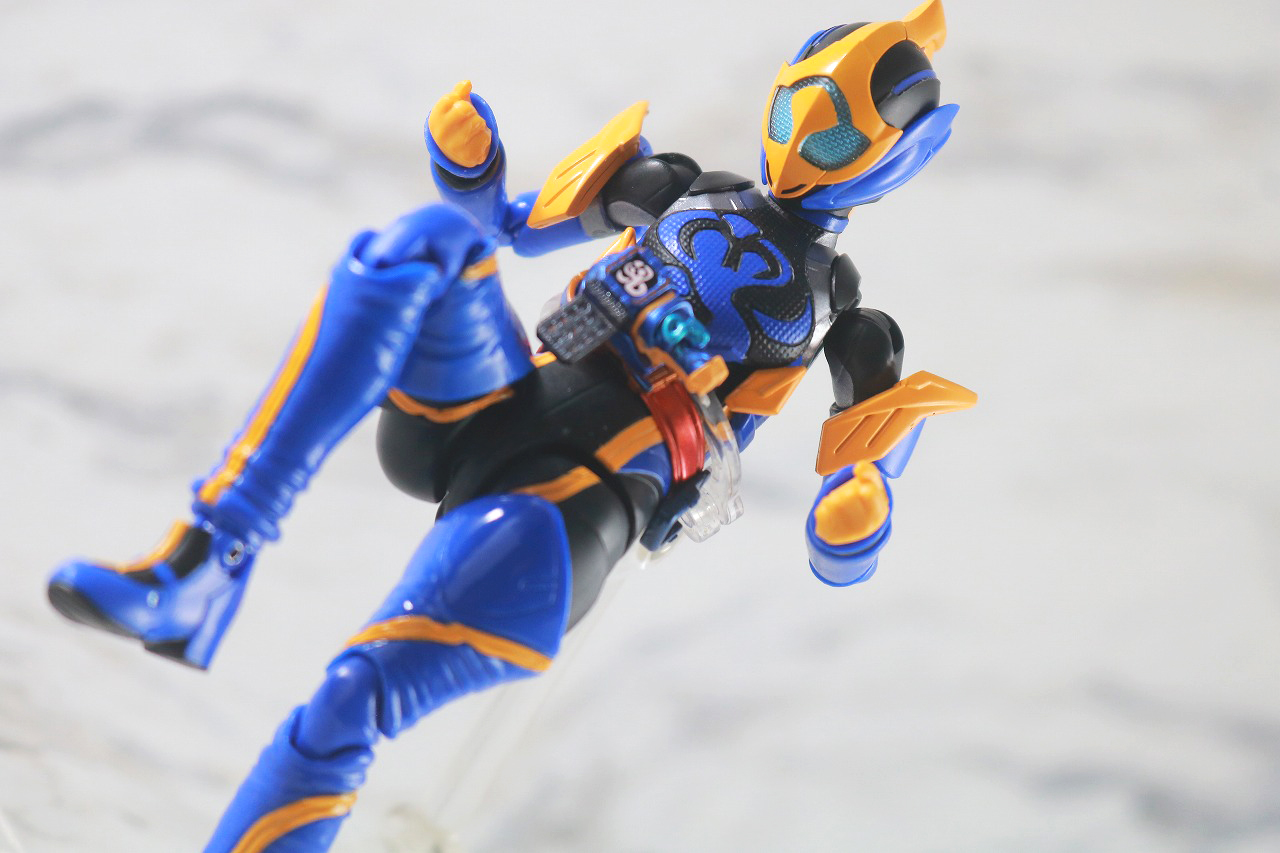 S.H.フィギュアーツ　仮面ライダージャンヌ コブラゲノム／ラブコフ クジャクゲノム　レビュー　アクション