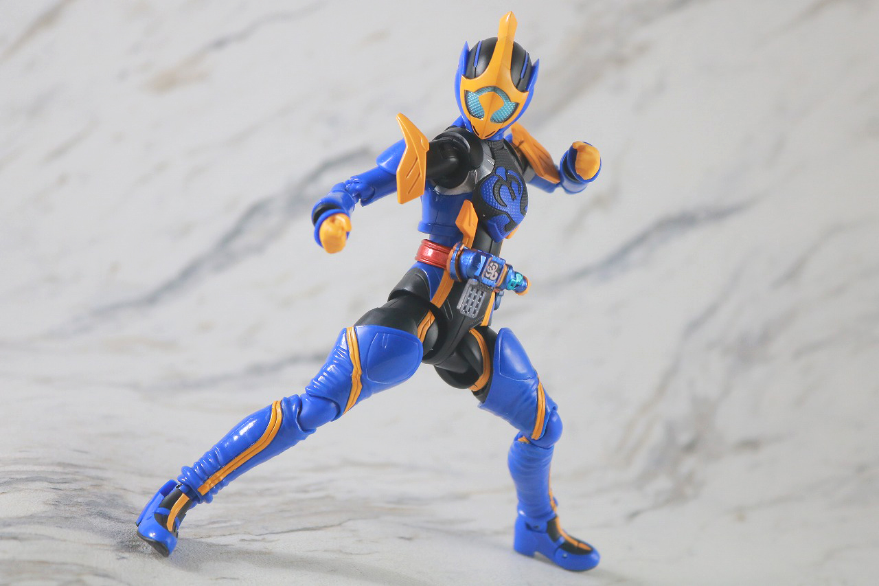 S.H.フィギュアーツ　仮面ライダージャンヌ コブラゲノム／ラブコフ クジャクゲノム　レビュー　アクション