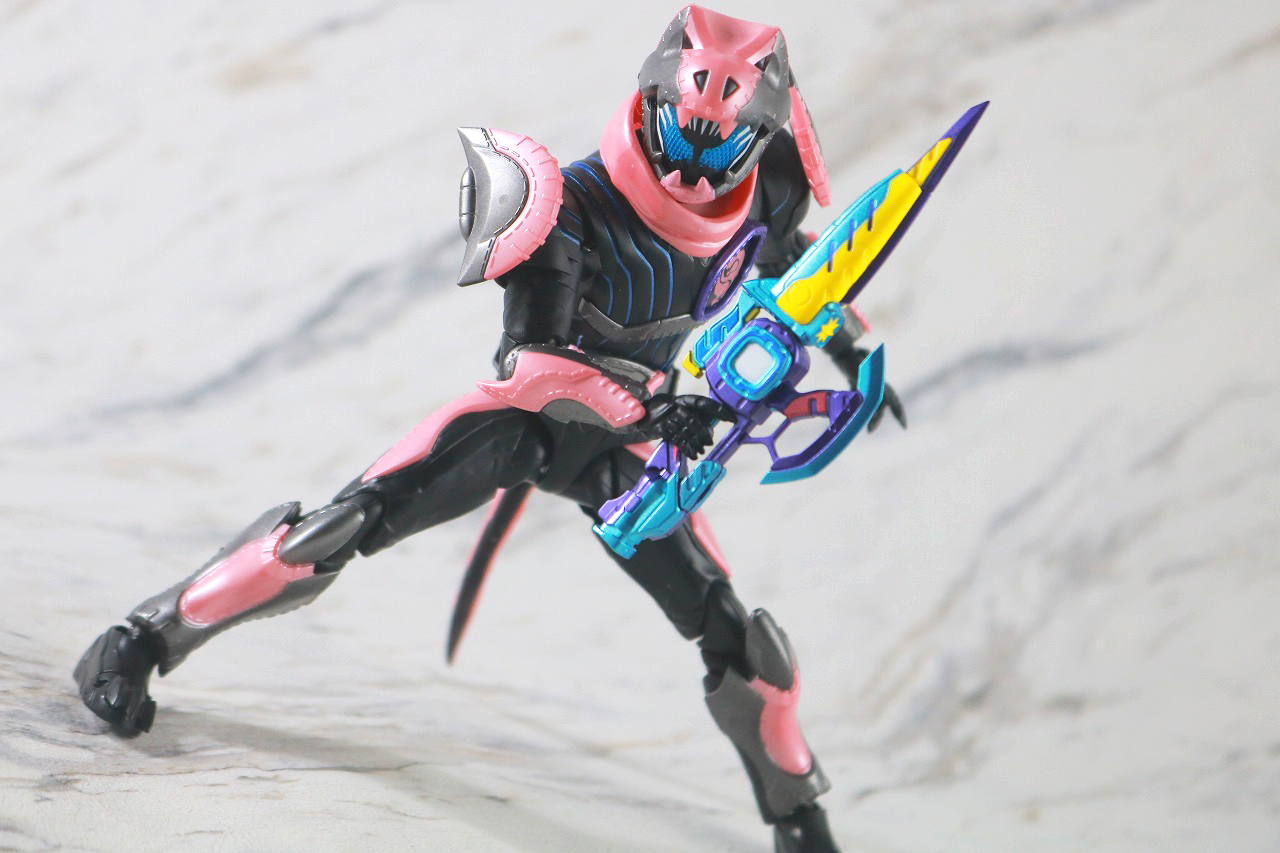 S.H.フィギュアーツ　仮面ライダージャンヌ コブラゲノム／ラブコフ クジャクゲノム　レビュー　アクション