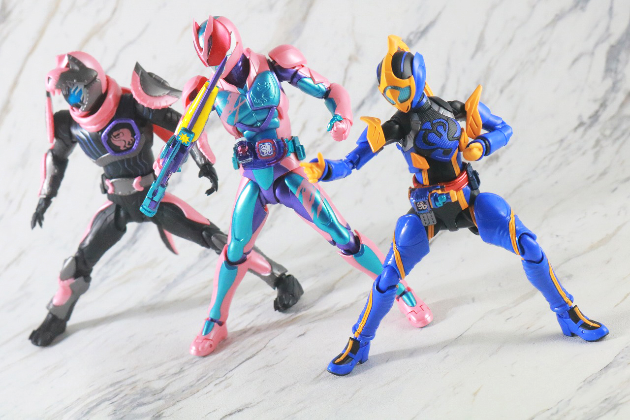 S.H.フィギュアーツ　仮面ライダージャンヌ コブラゲノム／ラブコフ クジャクゲノム　レビュー　アクション