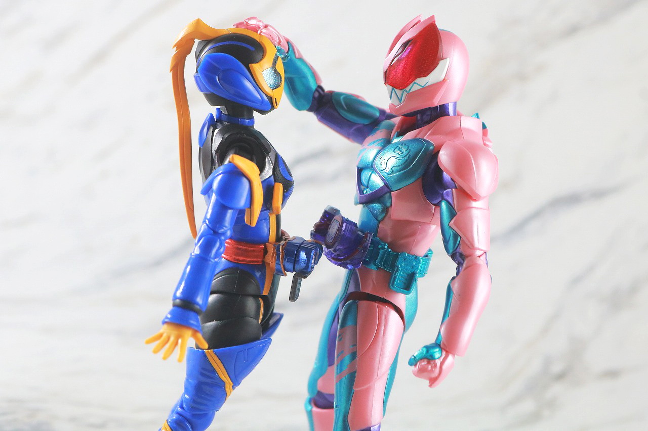 S.H.フィギュアーツ　仮面ライダージャンヌ コブラゲノム／ラブコフ クジャクゲノム　レビュー　アクション