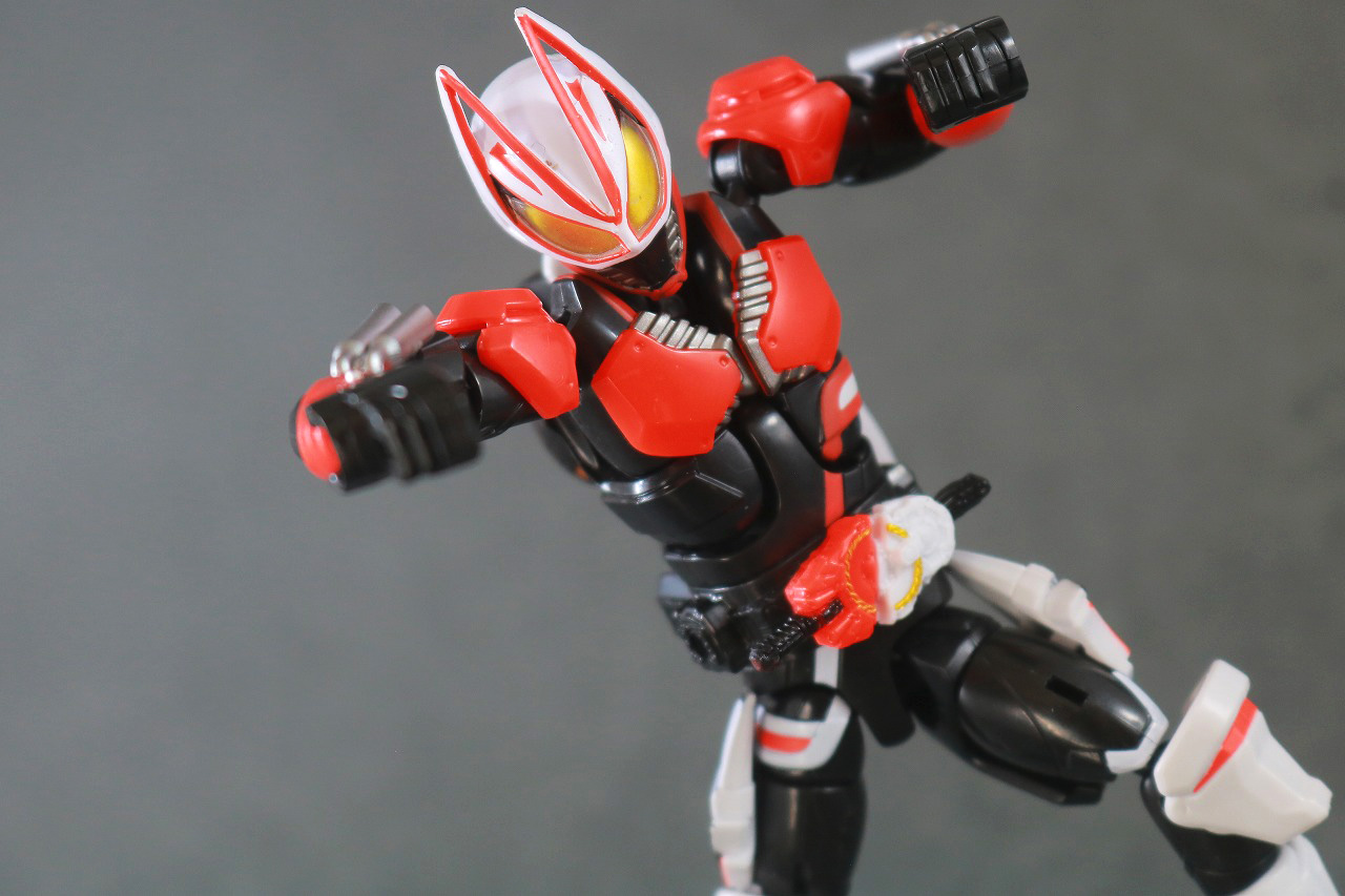 リボルブチェンジフィギュア　仮面ライダーギーツ マグナムブーストセット　レビュー　アクション