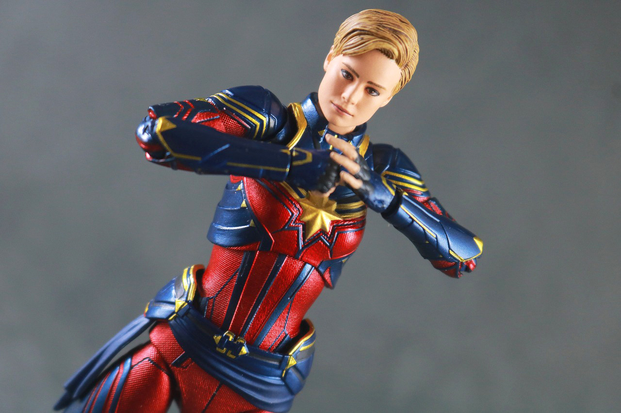 MAFEX　キャプテン・マーベル（アベンジャーズ／エンドゲーム）　レビュー　アクション