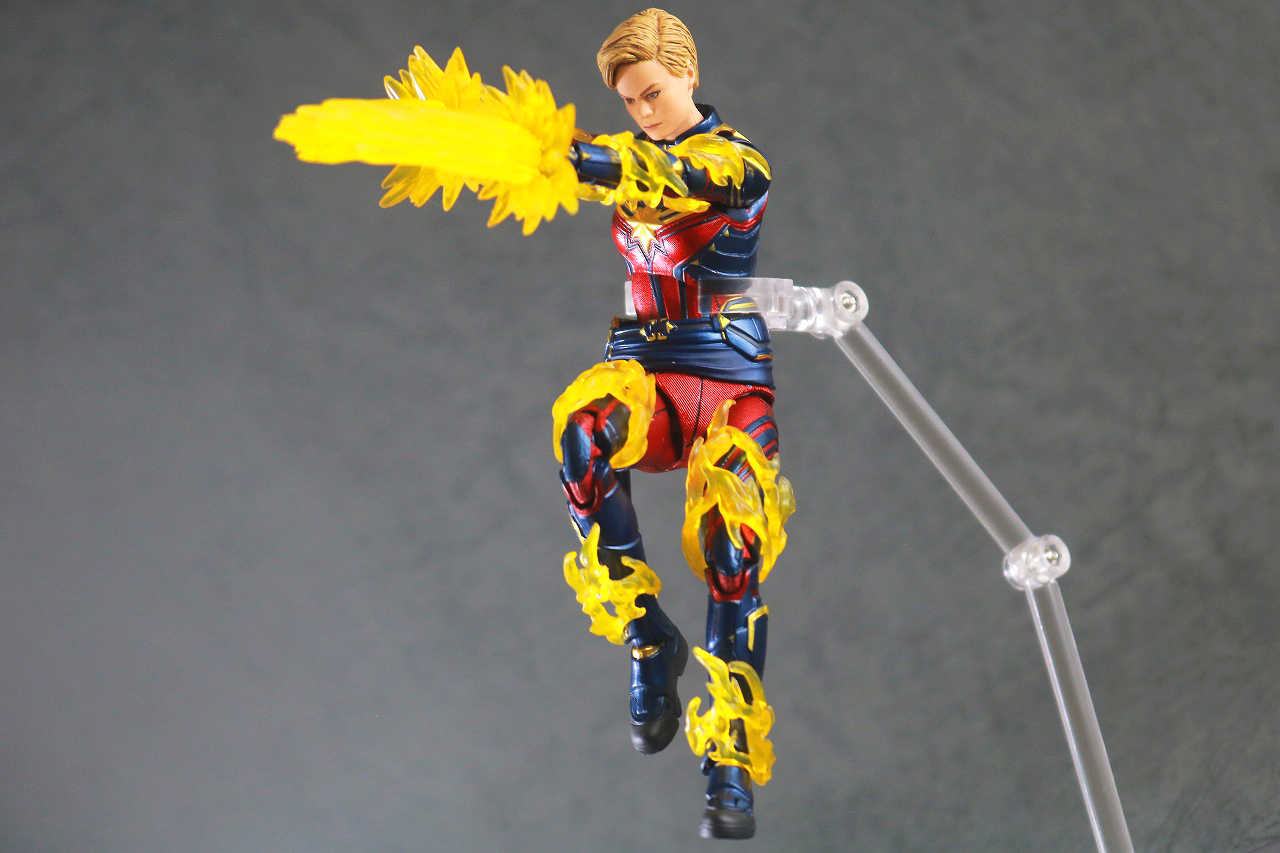 MAFEX　キャプテン・マーベル（アベンジャーズ／エンドゲーム）　レビュー　アクション