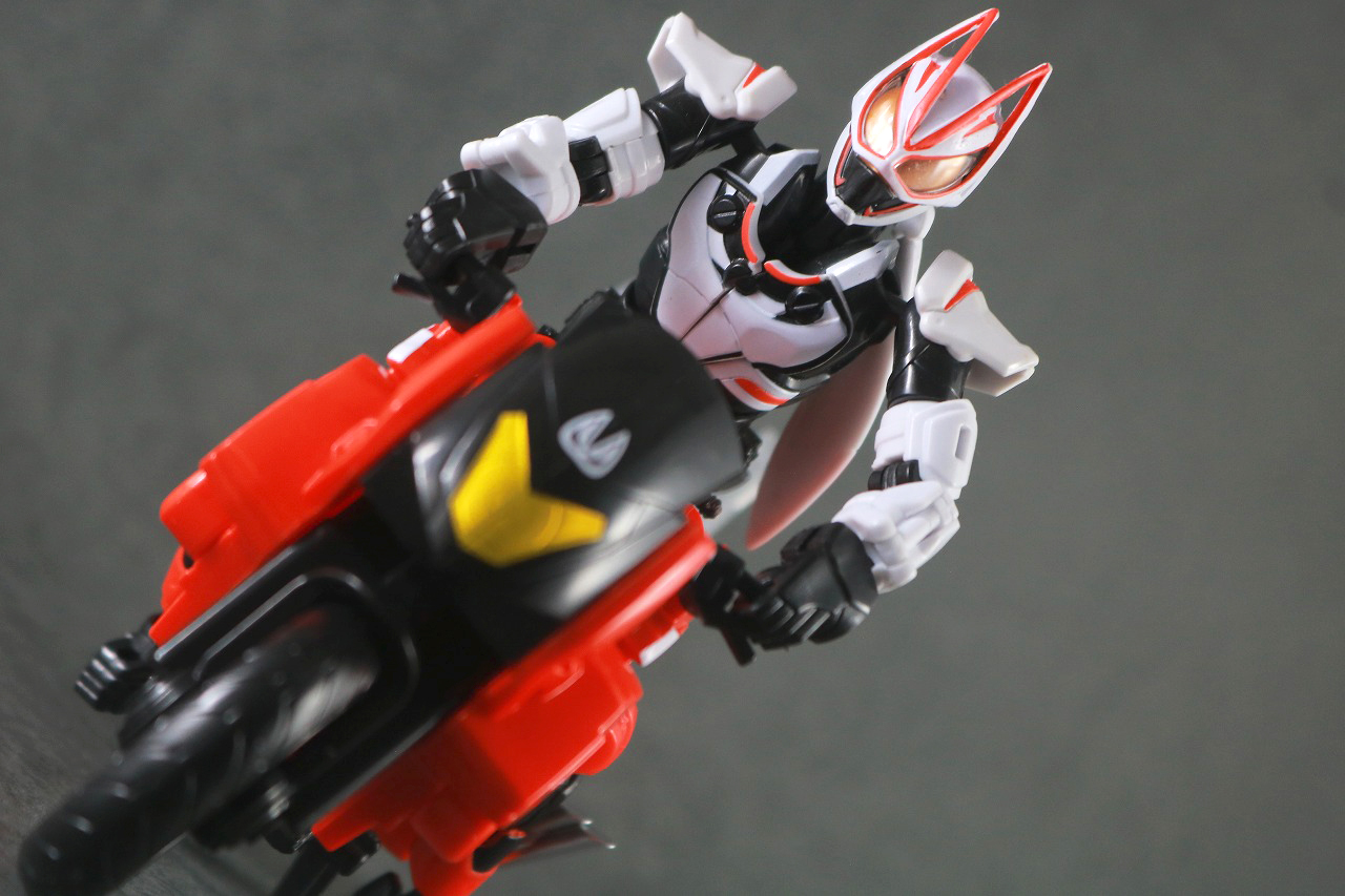 リボルブチェンジフィギュア　仮面ライダーギーツ　ブーストライカー　エントリーセット　レビュー　アクション