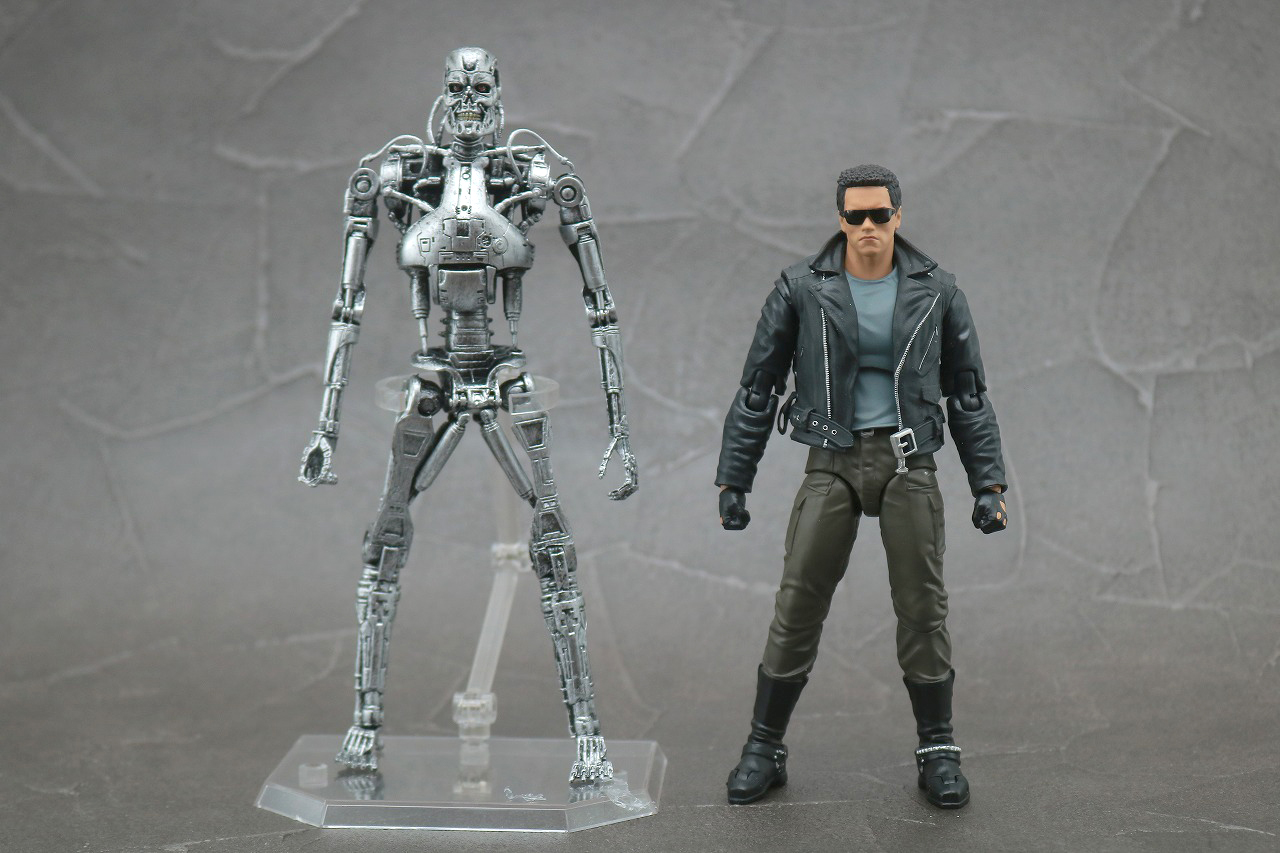 MAFEX　T-800　ターミネーター　レビュー　本体　NECA　エンドスケルトン　比較