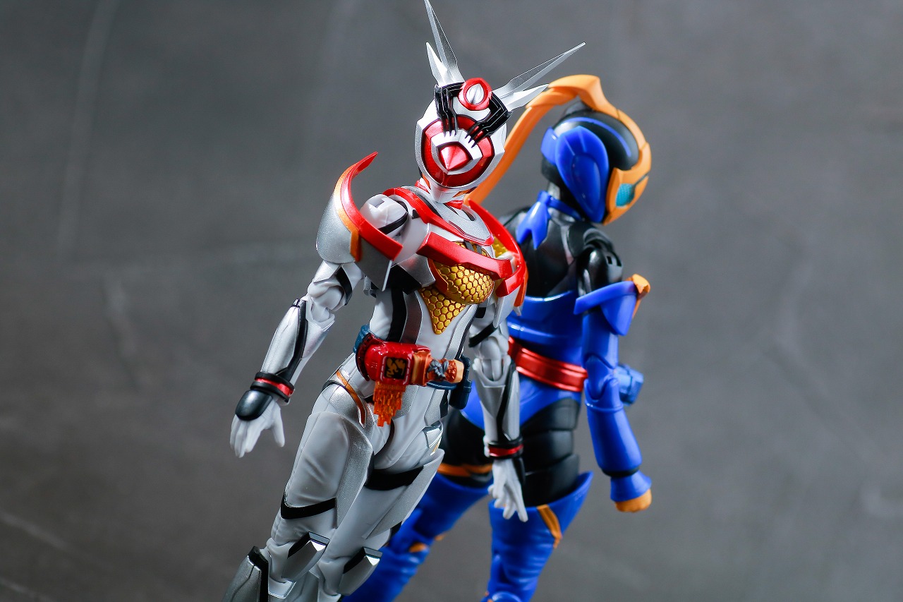 S.H.フィギュアーツ　仮面ライダーアギレラ クイーンビーゲノム　レビュー　アクション　仮面ライダージャンヌ　コブラゲノム