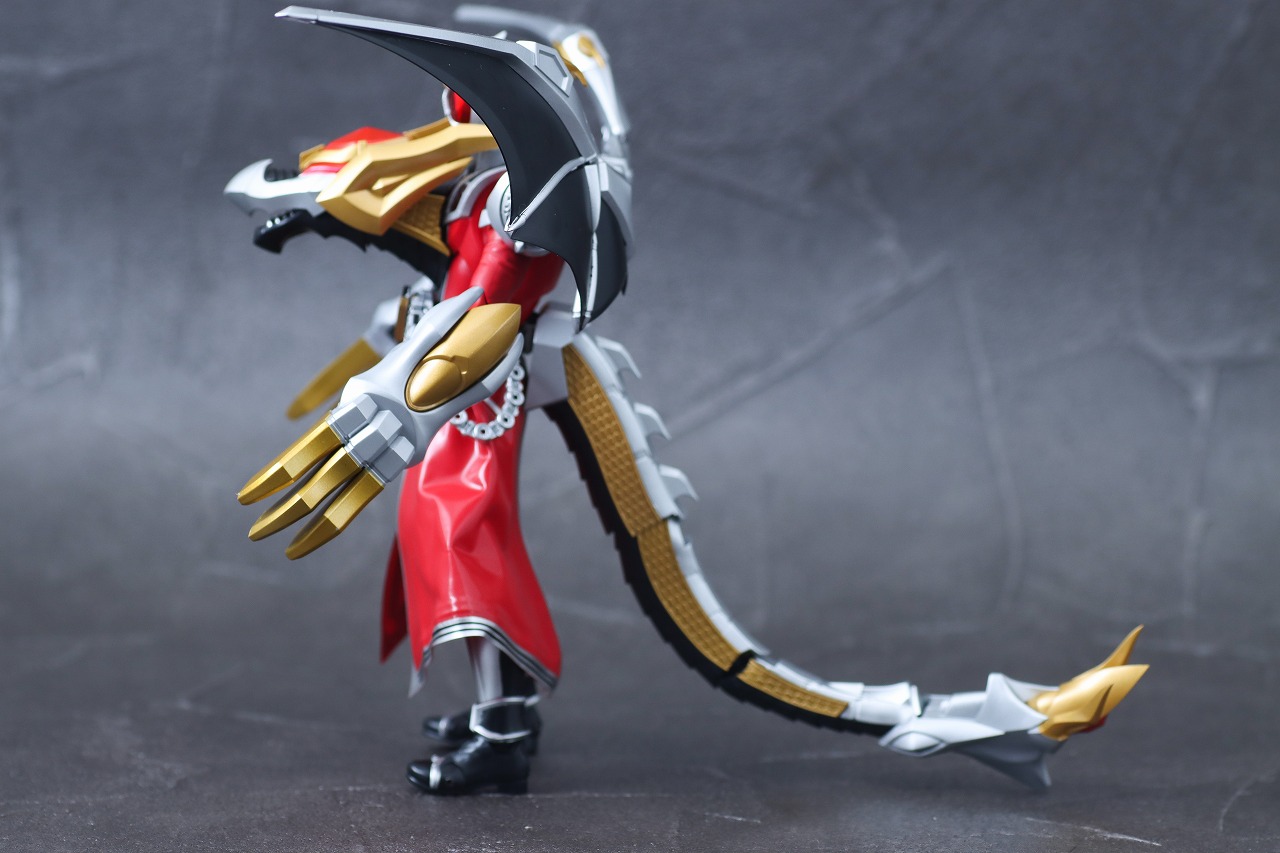 S.H.フィギュアーツ　仮面ライダーウィザード フレイムドラゴン／オールドラゴン　真骨彫製法　レビュー　本体