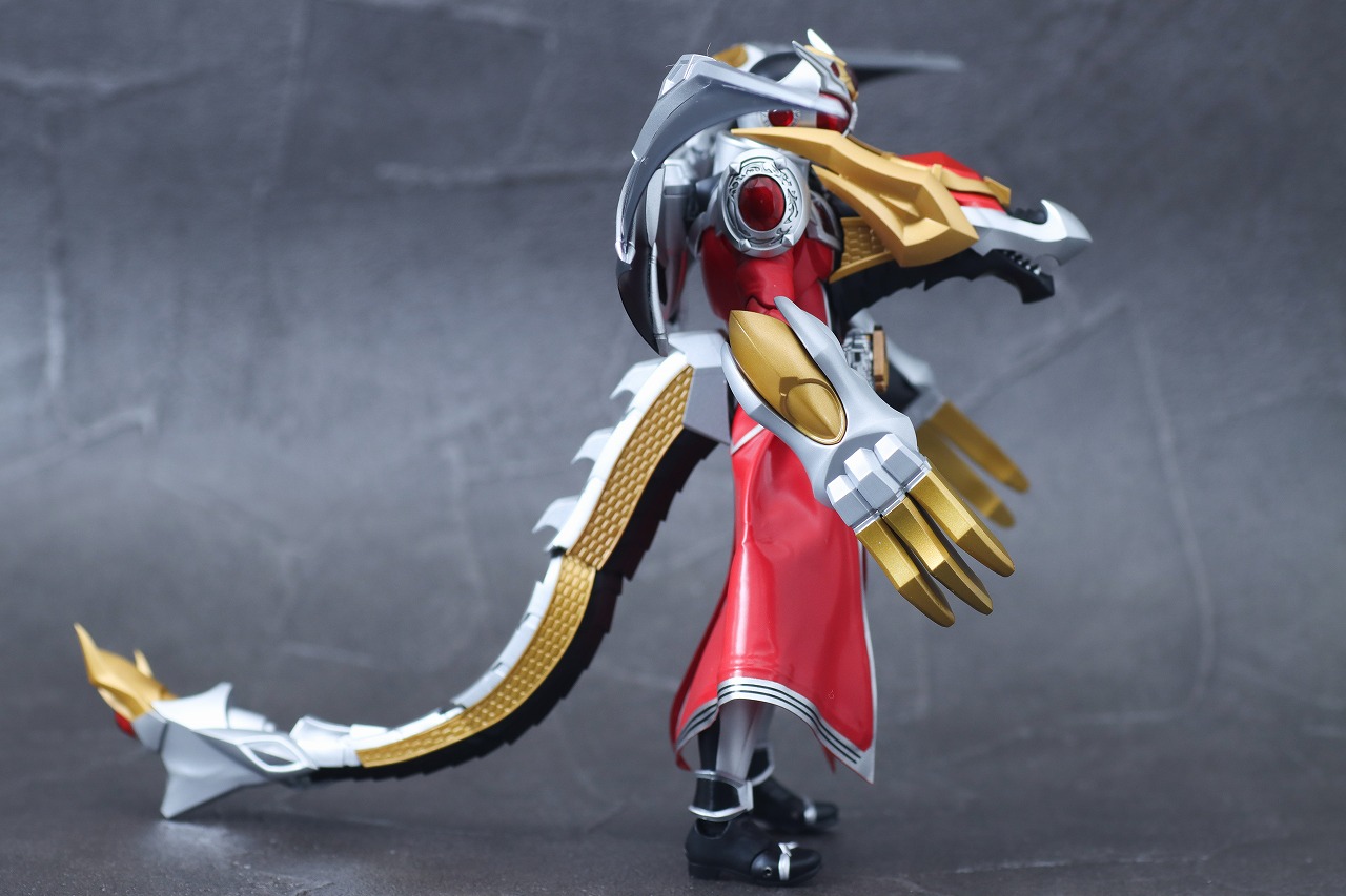 S.H.フィギュアーツ　仮面ライダーウィザード フレイムドラゴン／オールドラゴン　真骨彫製法　レビュー　本体