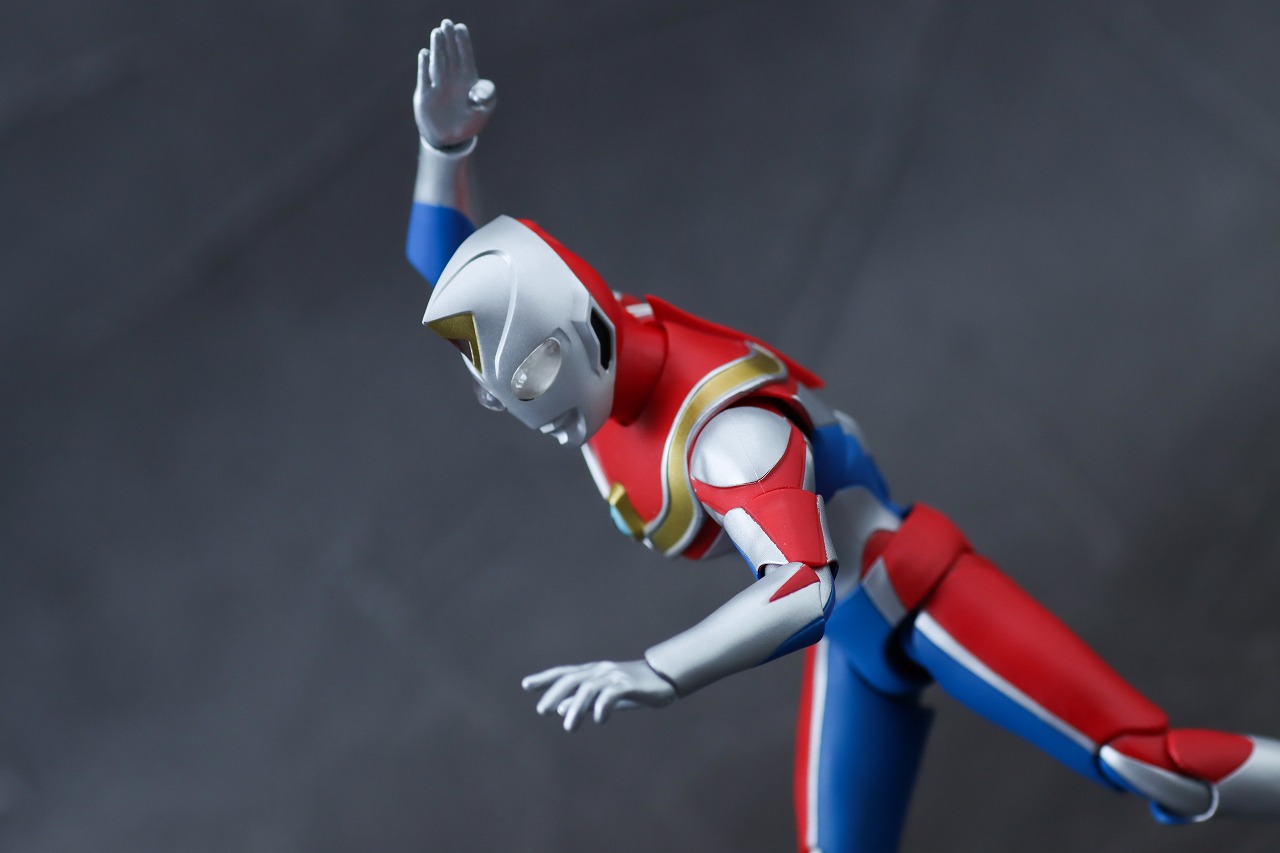 S.H.フィギュアーツ　ウルトラマンダイナ フラッシュタイプ　真骨彫製法　レビュー　アクション