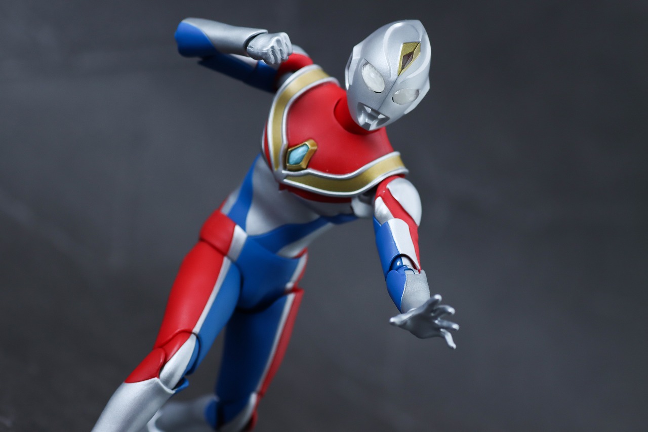 S.H.フィギュアーツ　ウルトラマンダイナ フラッシュタイプ　真骨彫製法　レビュー　アクション