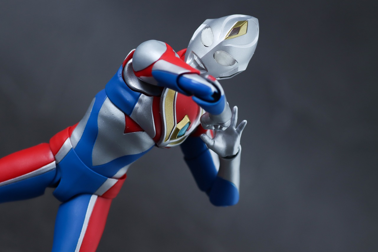 S.H.フィギュアーツ　ウルトラマンダイナ フラッシュタイプ　真骨彫製法　レビュー　アクション