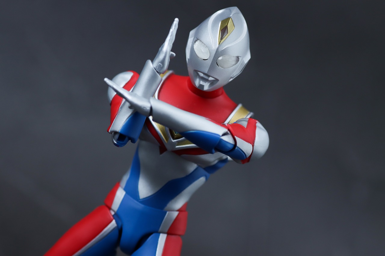 S.H.フィギュアーツ　ウルトラマンダイナ フラッシュタイプ　真骨彫製法　レビュー　アクション