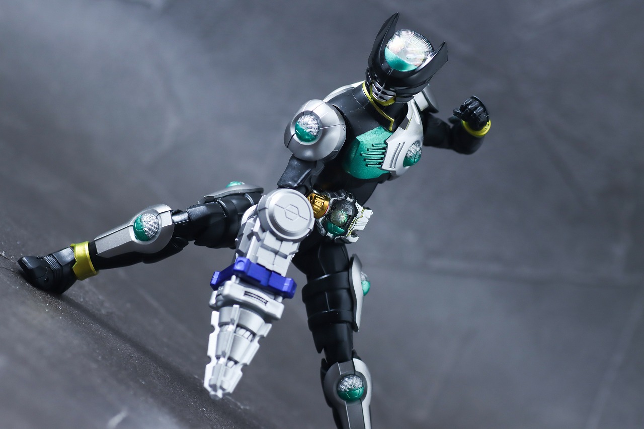 S.H.フィギュアーツ　真骨彫製法　CLAWs　サソリ　仮面ライダーバース　レビュー　アクション