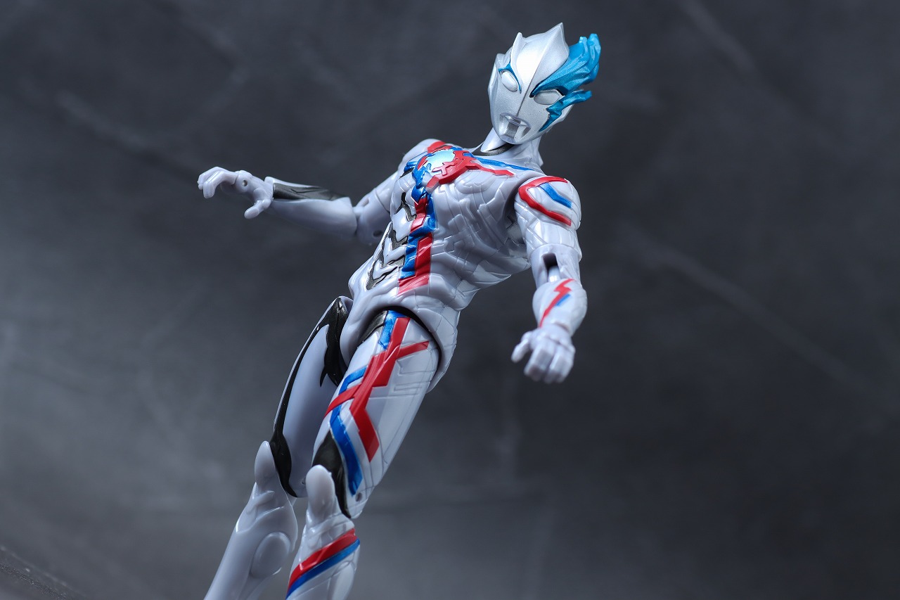 ウルトラアクションフィギュア　ウルトラマンブレーザー　レビュー　アクション