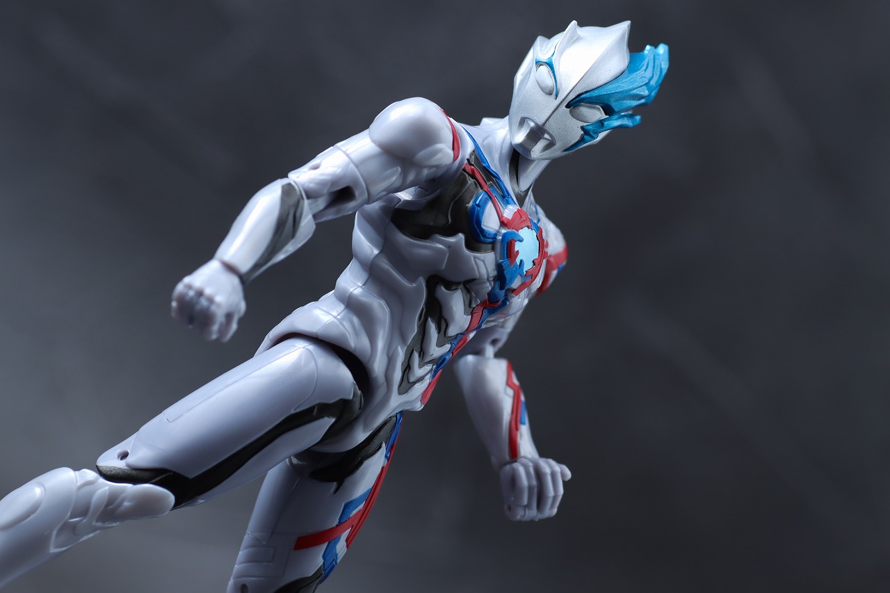 ウルトラアクションフィギュア　ウルトラマンブレーザー　レビュー　アクション