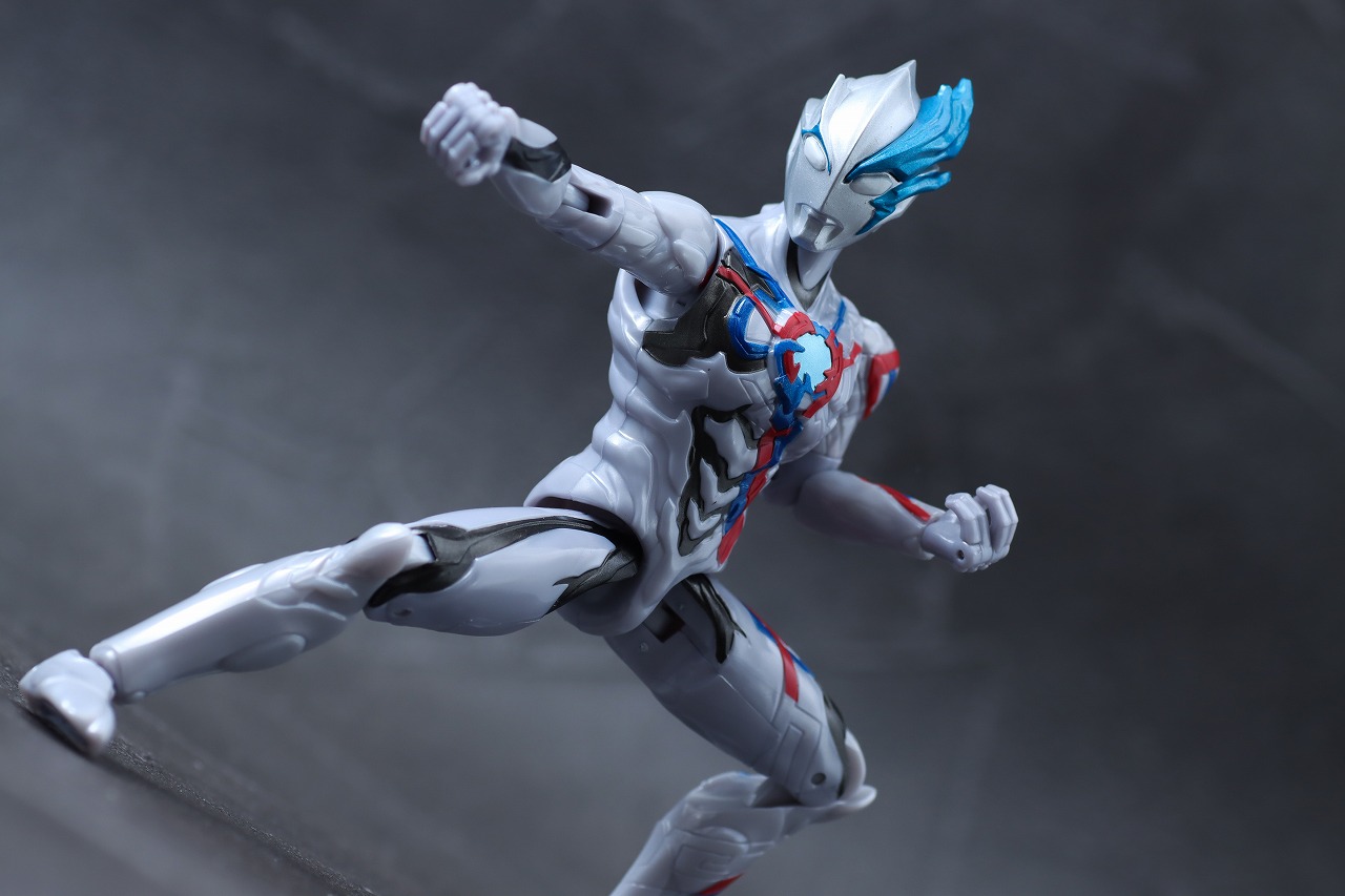 ウルトラアクションフィギュア　ウルトラマンブレーザー　レビュー　アクション