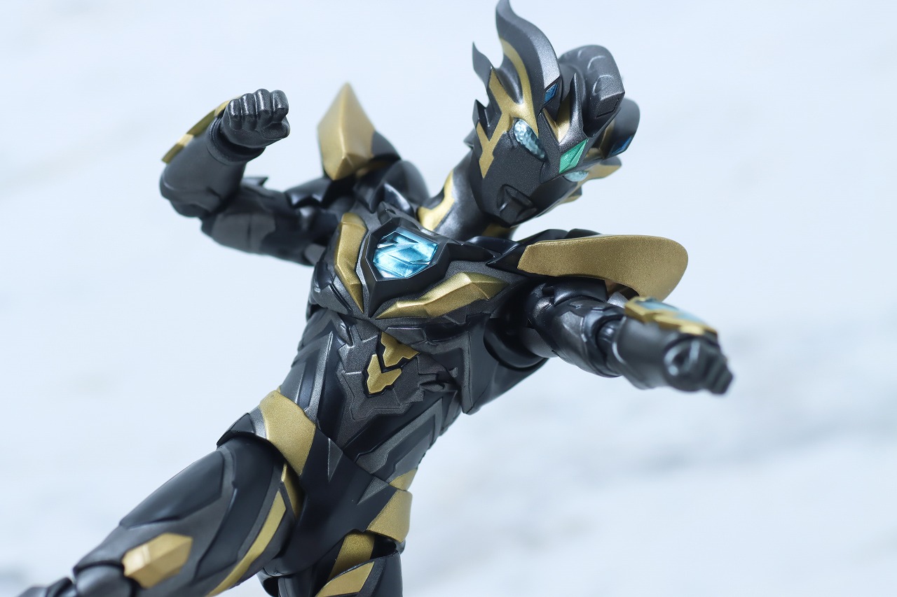 S.H.フィギュアーツ　ウルトラマンゼット デスシウムライズクロー　アクション