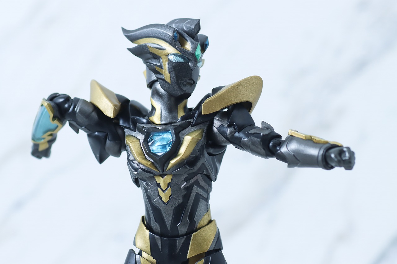 S.H.フィギュアーツ　ウルトラマンゼット デスシウムライズクロー　可動範囲